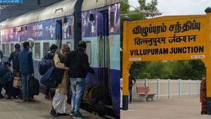 விழுப்புரத்தில் இரவு திடீரென நிறுத்தப்பட்ட எக்ஸ்பிரஸ் ரயில்கள்.. நடு வழியில் நின்றதால் பயணிகள் அவதி 