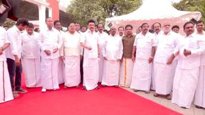 பின்னால் நின்ற அமைச்சர் பிடிஆர்! முன்வரிசைக்கு அழைத்த உதயநிதி ஸ்டாலின்! கண்டுகொள்ளாத டி.ஆர்.பாலு! 