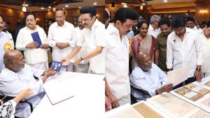 நெட்டிசன்கள் கேள்வி.. ஷிவ் நாடாரை அழைத்தது ஏன்? ஸ்டாலின் பதில்  - ரோஷினி பெரியார் கனவின் அடையாளமாம் 