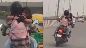 பெட்ரோல் டேங்கில் காதலி.. பைக் ஓட்டியபடியே கட்டிப்பிடித்து ரொமான்ஸ்.. முகம் சுளித்த வாகன ஓட்டிகள் 