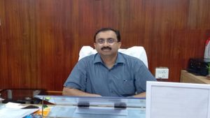 யார் இந்த ஐஏஎஸ் அதிகாரி ரவிக்குமார்.. நொய்டாவின் புதிய சிஇஒ.. உபியில் யோகி காட்டிய அதிரடி 