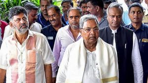  ரெண்டு மாசம்தான் ஆகுது.. அதுக்குள்ளயேவா? கர்நாடக காங்கிரசில் புகைச்சல்! டெல்லியில் முக்கிய மீட்டிங் 
