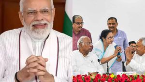 பரபரக்கும் பெங்களூர், டெல்லி ஆலோசனை கூட்டங்கள்... பங்கேற்ற 12 தமிழ்நாடு தலைவர்கள் பட்டியல் இது! 