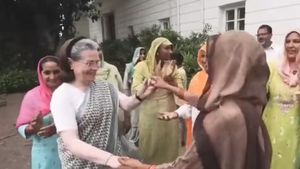 முகம் நிறைய புன்னகை! கவலைகளை மறந்த சோனியா! பெண்களுடன் நடனமாடி மகிழ்ச்சி! பிரியங்காவும் வேறலெவல் 