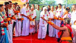 ரோடு போட்டு கொடு! கொடுப்பியா? சாமி ஆடிய பெண்! உறுதி கொடுத்த அமைச்சர் செஞ்சி மஸ்தான்! ஒரே பரபரப்பு! 