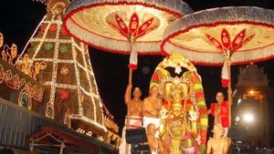 குரு பூர்ணிமா.. சதுரகிரியில் குவியும் பக்தர்கள்.. கருட வாகனத்தில் உலா வரும் திருப்பதி மலையப்பசாமி 