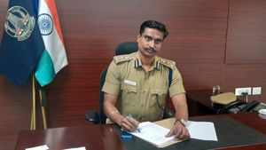 பாதுகாவலர் துப்பாக்கியை ஏன் வாங்க வேண்டும்? கோவை டிஐஜி தற்கொலையில் 2 மர்மங்கள்.. ஷாக்கிங்! 