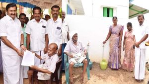 மனு கொடுத்த அரை மணி நேரத்தில் குடிநீர் இணைப்பு! மாற்றுத்திறனாளியை மனம் குளிர வைத்த அமைச்சர்! 