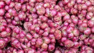 டபுள் ஷாக்! சின்ன வெங்காயம்.. பெரிய விலை - ரூ.200 ஐ தாண்டிருச்சாம்.. தக்காளிக்கே டஃப் கொடுக்குதே