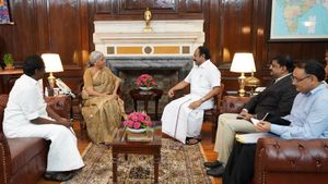 பார்த்தவுடன் சிரித்த நிர்மலா சீதாராமன் - தங்கம் தென்னரசு..டெல்லியில் நடந்த மீட்டிங்! பக்கத்துல யாரு? 