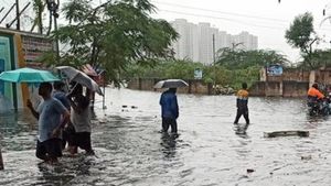 வெள்ளத்தில் மூழ்கிய விழுப்புரம்.. வானிலை மையம் எச்சரிக்கவே இல்லையே! ஒரே நாளில் கொட்டிய 27 செமீ மழை 