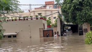மூழ்கிய டெல்லி விஐபிக்கள் வீடு! கெஜ்ரிவால் தெருவில் புகுந்த நீர்! உச்ச நீதிமன்றம் அருகேயும் வெள்ளம்! 