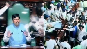 கர்நாடக பேரவையில் புயல்! மசோதா நகலை துணை சபாநாயகர் முகத்தில் வீசி அமளி! பாஜக எம்எல்ஏக்கள் சஸ்பெண்ட் 