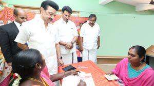 சட்டென காரை நிறுத்தி.. தஞ்சாவூரில் ஸ்டாலினின் சர்பிரைஸ்! உரிமைத் தொகை முகாம் ஊழியர்களுக்கு அட்வைஸ் 