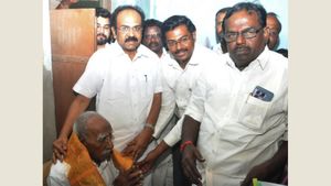 107 வயது கோபாலகிருஷ்ணன்! பென்ஷன் பெறுபவர்களில் தமிழ்நாட்டிலேயே மூத்தவர்! வீடு தேடிச் சென்ற அமைச்சர்! 