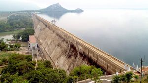 மேட்டூர் அணை நீர் மட்டம் 71 அடியாக சரிவு.. வெளியே தெரியும் நந்தி.. தண்ணீர் தர மறுக்கும் கர்நாடகா 