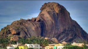 400மீ யானை மலைமீது ஏறிய கம்யூனிஸ்ட் கட்சியினர்.. மணிப்பூர் சம்பவத்திற்கு கண்டனம்! மதுரையில் பரபர 