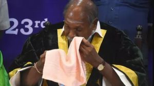தேம்பி தேம்பி அழுத ரங்கசாமி.. கர்சீப்பால் துடைத்துக் கொண்டே..மேடையில் வந்த சத்தம்.. அதிர்ந்த அரங்கம்