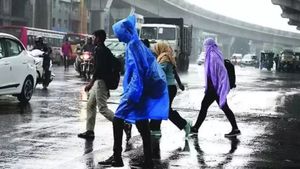 சொதசொதவென மிரட்டும் மழை.. 'ரெட் அலர்ட்.. பள்ளி கல்லூரிகளுக்கு தெலங்கானாவில் விடுமுறை அறிவிப்பு 