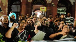மணிப்பூர் வன்முறை: நாடாளுமன்றத்துக்கு கறுப்பு உடையுடன் வரும் இந்தியா கூட்டணி எம்.பி.க்கள்! 