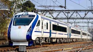 சென்னை - திருநெல்வேலி வந்தே பாரத் ரயில்.. முதல் சேவை எப்போது தொடங்கும்? எவ்வளவு நேர பயணம்? 