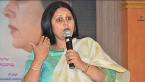 ஒய்எஸ்ஆர் காங்கிரஸிலிருந்து பாஜகவுக்கு தாவுகிறாரா வாரிசு விஜய்யின் அம்மா? லோக்சபா சீட்டும் ரெடியாமே? 