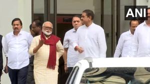 குறளி வித்தையா?சரத்பவாருடன் அஜித்பவார், ஃபிரபுல் பட்டேல் உள்ளிட்ட அதிருப்தி கோஷ்டி திடீர் சந்திப்பு! 