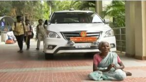 நெல்லை எம்பி ஞானதிரவியம் மகனால் 4 ஏக்கர் நிலம் அபேஸ்? கலெக்டர் கார் முன்பாக அழுதபடி மூதாட்டி தர்ணா 