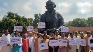 புதிய போர்க்களமாக நாடாளுமன்றம் காந்தி சிலை! பாஜக, எதிர்க்கட்சிகள் கூட்டணி போட்டி போட்டு போராட்டம்! 