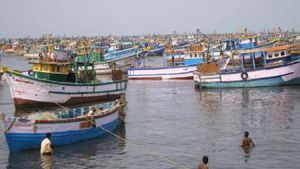 வெகுண்டெழுந்த ராமேஸ்வரம் மீனவர்கள்.. 15 பேரை பிடித்த இலங்கை கடற்படை! வெடித்த வேலைநிறுத்த போராட்டம் 
