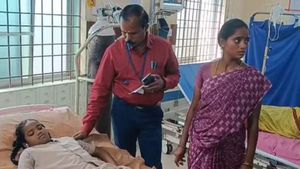 தோழிகளுடன் டாய்லெட் போன பூவிகா!.. சிறுமியை பாம்பு கடித்ததால் பரபரப்பு.. எப்படி இருக்கிறார்? 