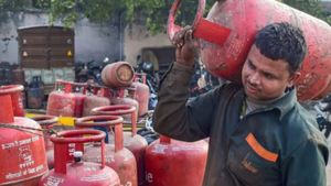 கேஸ் சிலிண்டர் இருக்குல்ல? ரேஷன் கார்டே தேவையில்லை.. இலவச சமையல் சிலிண்டரை ஆன்லைனிலேயே ஈஸியா பெறலாம்
