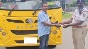 அடேங்கப்பா.. இ செல்லானுக்கு இப்படியா.. அவார்டு ரேஞ்சுக்கு போஸ் கொடுத்த டிரைவர்.. நெட்டிசன்கள் கலாய் 