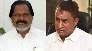நாற்காலி தந்த தமிழ் மகன் உசேன்! இருக்கட்டும் நீங்க உட்காருங்கண்ணா! அமர மறுத்த எஸ்.பி.வேலுமணி! 