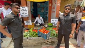 உ.பி:தக்காளி பவுன்சர்கள் விவகாரம் அரசியலாக விஸ்வரூபம்! சமாஜ்வாதி நிர்வாகி, மகனை கைது செய்தது போலீஸ்! 