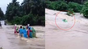 தெலுங்கானாவை புரட்டி எடுத்த வரலாறு காணாத மழை.. ஆறுகளில் வெள்ளப்பெருக்கு! அடித்துச் செல்லப்பட்ட பெண்! 