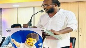 திருச்சி ஸ்பா விபச்சாரம்.. பெண் மேனேஜர் சொன்ன விஷயம்.. தலைமறைவான விஜய் மக்கள் இயக்க நிர்வாகி கைது 