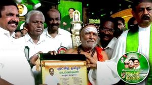 எடப்பாடிக்கு ‘புரட்சித் தமிழர்’ பட்டம்.. கொடுக்க சொன்னாங்க கொடுத்தோம்.. போட்டுடைத்த நிலையூர் ஆதீனம்! 
