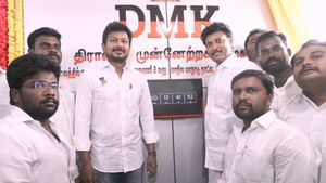 சேலம் திமுக இளைஞரணி மாநாடு! திருச்சியில் கவுண்ட் டவுன் ஸ்டார்ட் செய்து வைத்த உதயநிதி ஸ்டாலின்! 