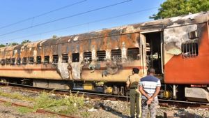 9 உயிர்களை பலி வாங்கிய சுற்றுலா ரயில் தீ விபத்து.. ரயில்வே பாதுகாப்பு ஆணையர் இன்று விசாரணை 