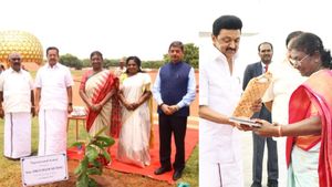 டெல்லிக்கு புறப்பட்ட ஜனாதிபதி திரௌபதி முர்மு.. ‘ஸ்பெஷல் பரிசு’ வழங்கி வழியனுப்பிய முதல்வர் ஸ்டாலின்!