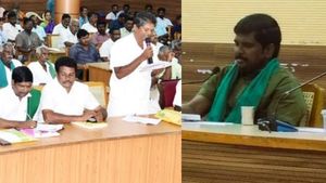 விவசாயிகள் அணிவித்த பச்சைத்துண்டு! கூட்டம் முடியும் வரை தோளிலிருந்து எடுக்காத திருச்சி கலெக்டர்! 