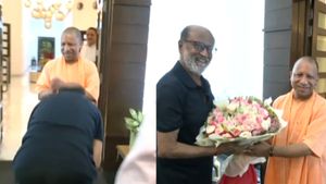 யோகி ஆதித்யநாத் காலில் விழுந்த ரஜினிகாந்த்.. உபியில் “நோஸ்கட்” செய்தும் ஜெயிலர் திருந்தல! வீடியோ இதோ 