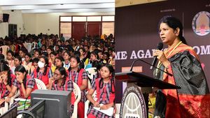 ஆண் பிள்ளைகளிடம் பெண்களை தவறாக பார்க்கக் கூடாதுன்னு சொல்லி வளர்க்கணும்! கனிமொழி எம்.பி. அட்வைஸ்! 