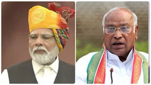  மோடி சொன்ன மாதிரியே அடுத்த வருஷமும் தேசிய கொடியேற்றுவார்.. ஆனால் வீட்டுலதான்.. கார்கே 