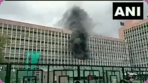 குபுகுபுவென கிளம்பிய புகை.! டெல்லி எய்ம்ஸ் மருத்துவமனையில் பயங்கர தீ விபத்து.. பதறிய நோயாளிகள் 