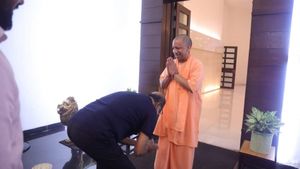 யோகி பவரை பாத்தீங்களா? தமிழ் சூப்பர் ஸ்டார் ரஜினியே காலில் விழுறாரு.. ஃபயர் விடும் பாஜக ஆதரவாளர்கள் 
