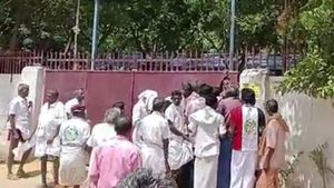நேரமாகுது.. ஷட்டரை திறங்க! மதுரையில் பார் திறக்கும் முன் கதவு இடுக்கு வழி.. மது வாங்கிய அதிமுகவினர் 