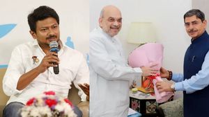 களமிறங்கிய உதயநிதி.. திமுக அதிரடி பிளான்.. டெல்லியில் அமித்ஷா உடன் ஆர்என் ரவி முக்கிய மீட்டிங் 