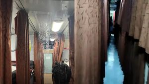 ரயிலுக்குள் கொட்டிய அருவி.. சென்னை-கன்னியாகுமரி எக்ஸ்பிரஸில் கசிந்த மழைநீர்.. பயணிகள் அவதி! வீடியோ